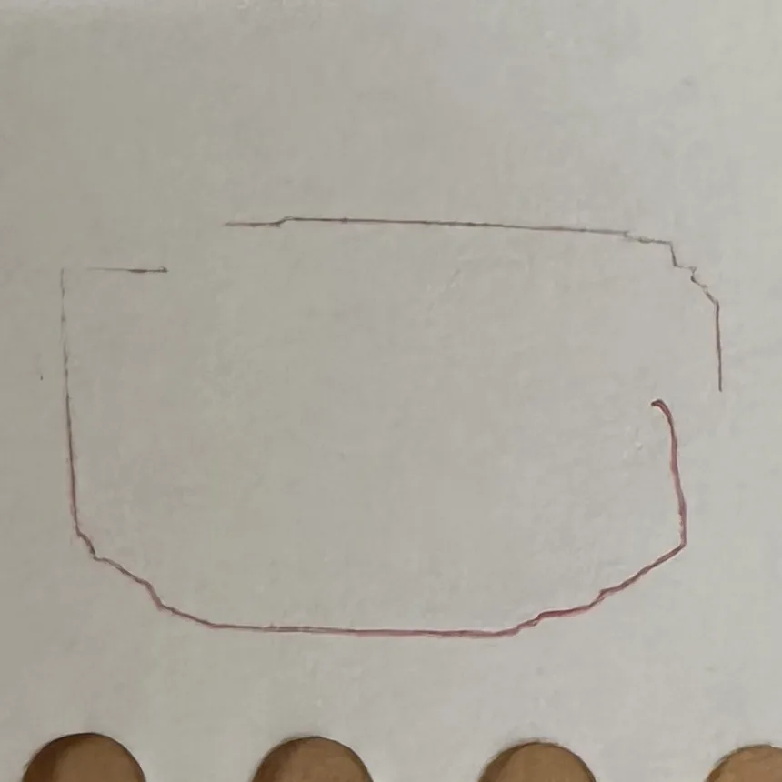 紙上一個扁扁的圓,接近圓角方框:下半圈是清楚的紅線,上半圈線條很淡,右上角有幾階小階梯;左上方和右側各有一處沒接上