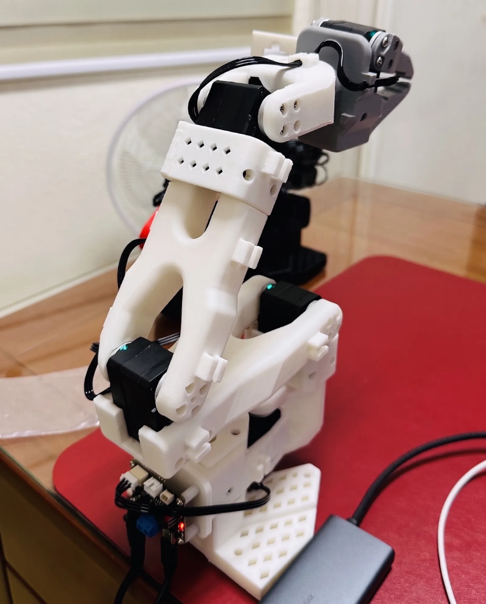 組裝完成的 SO-ARM101 機械手臂